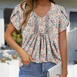 Floral feminine Y2K style V-Neck babydoll playful Blouse size medium
